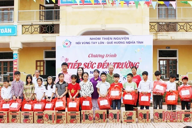 Viettel Hà Tĩnh trao 60 suất học bổng “Vì em hiếu học” ở Thạch Hà