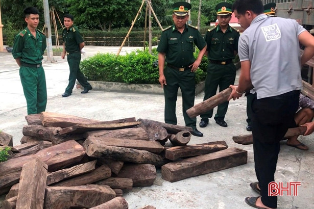 Giấu gỗ lậu và ma túy tổng hợp dưới gầm xe đầu kéo, vận chuyển từ Lào qua Hà Tĩnh