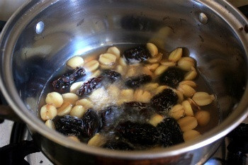 Đơn giản chè hạt sen táo đỏ giúp ăn ngon, ngủ tốt cực bổ dưỡng