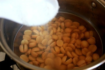 Đơn giản chè hạt sen táo đỏ giúp ăn ngon, ngủ tốt cực bổ dưỡng