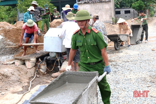 Công an TX Kỳ Anh giúp dân làm đường bê tông nông thôn mới