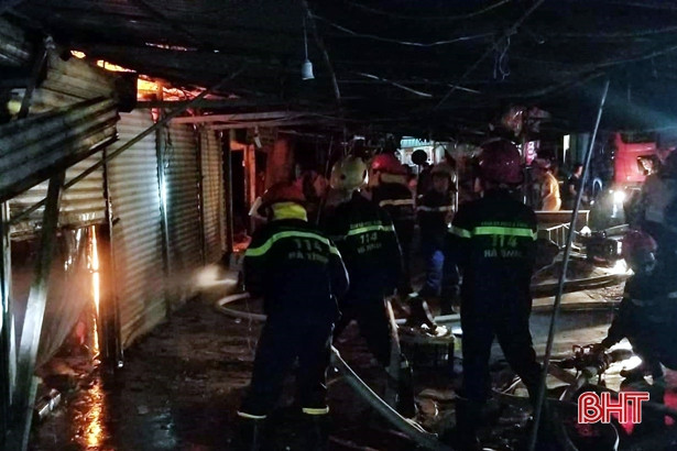 Hà Tĩnh: Cháy lớn ở chợ Voi, nhiều ki-ốt bị thiêu rụi!