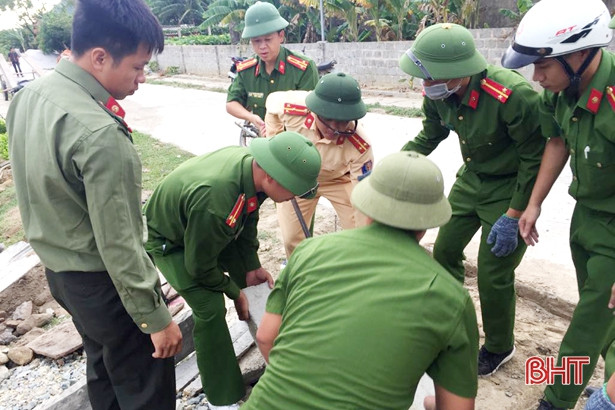 Công an TX Kỳ Anh giúp dân làm đường bê tông nông thôn mới