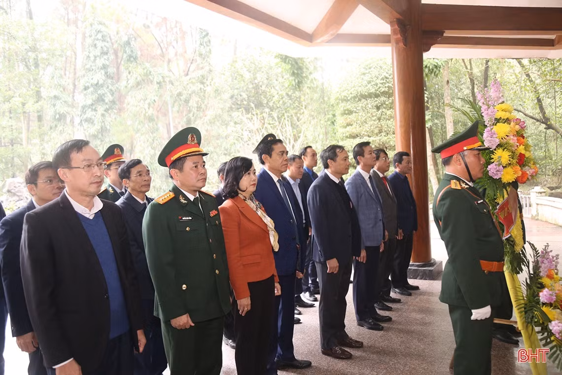 Lãnh đạo Hà Tĩnh dâng hương các địa chỉ đỏ nhân kỷ niệm 94 năm thành lập Đảng