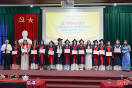 Trường Đại học Hà Tĩnh trao bằng tốt nghiệp cho 389 sinh viên