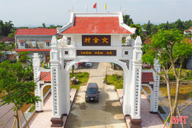 Khi cổng làng "sính"... chữ Hán