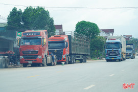 Khi gara "tràn ra" Quốc lộ 8A sửa xe