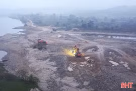 Ngang nhiên khai thác khoáng sản trái phép trên sông Ngàn Phố