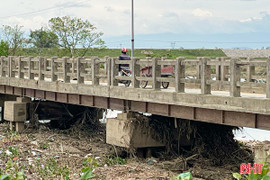 Cây cầu cũ gần 50 năm tuổi trên dòng La trơ khung sắt, sập lan can