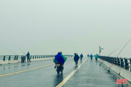 Nguy cơ tai nạn từ thú vui câu cá trên cầu Cửa Nhượng