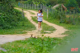 Cô gái nhỏ bản lĩnh và "cú đúp" huy chương vàng ấn tượng