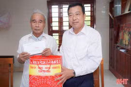 Chủ nhiệm UBKT Tỉnh ủy thăm hỏi, tặng quà người có công với cách mạng