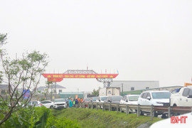 Hàng trăm xế hộp tất tả "chạy lũ" ở hạ lưu hồ Kẻ Gỗ