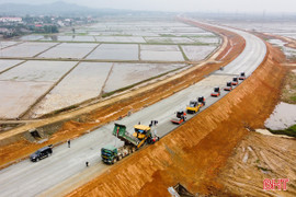 Công trường cao tốc Bắc - Nam qua Hà Tĩnh tất bật dịp đầu năm