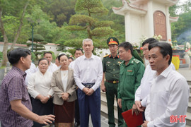 Bí thư Thành ủy Viêng Chăn dâng hương tại Ngã ba Đồng Lộc