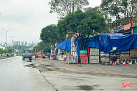 Bia mộ đá, vật liệu xây dựng “án ngữ” vỉa hè