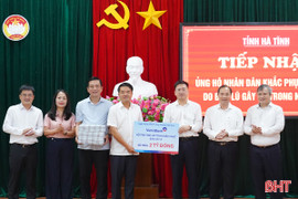 Tổng Biên tập Tạp chí Cộng sản và Phó Chủ nhiệm UBKT Trung ương trao quà hỗ trợ Hà Tĩnh khắc phục hậu quả mưa bão 