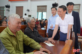 Những phần quà Tết là sự sẻ chia, tiếp thêm niềm tin để bà con vươn lên trong cuộc sống