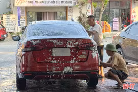 "Đỏ mắt" tìm nơi vệ sinh "xế hộp" ngày 29 Tết