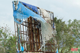 Nhiều biển quảng cáo rách như “xơ mướp” dọc quốc lộ 1 Hà Tĩnh