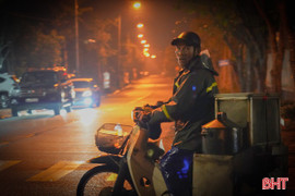 Miệt mài lao động, mưu sinh trong đêm mưa lạnh