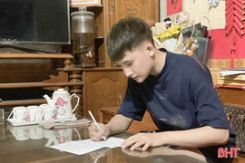 Thanh niên Hà Tĩnh hăng hái viết đơn tình nguyện nhập ngũ
