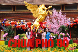 Linh vật ngựa vàng thành điểm nhấn du xuân tại chùa Phổ Độ