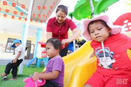 "Sáng nào, các cô cũng đến từng nhà đưa trẻ đến trường..."