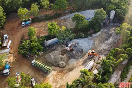 Trạm trộn bê tông “chui” ngang nhiên “đại náo” khu dân cư