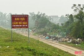 Bãi rác tự phát ngay dưới biển cấm đổ rác 