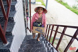 Người dân vùng thượng sông La kê cao đồ đạc, chuẩn bị thuyền, chủ động ứng phó nguy cơ lũ