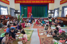 Tình đồng bào ấm áp trong cơn bão dữ