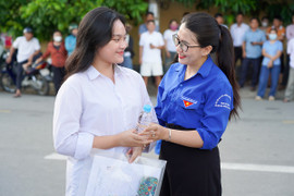 Tiếp sức mùa thi - hành trình sẻ chia và trách nhiệm 
