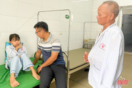 Tập trung chăm sóc sức khỏe, ổn định tâm lý cho cháu bé bị bố dượng bạo hành 