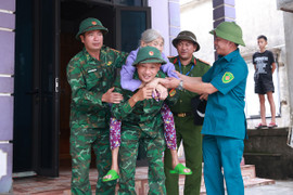 Hà Tĩnh gấp rút sơ tán dân khỏi khu vực nguy hiểm trước khi bão số 10 đổ bộ
