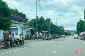 "Quây" lòng đường làm bãi giữ xe thu phí trước Trung tâm Y tế Hương Sơn