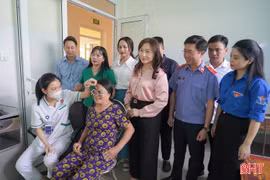 Khám sàng lọc, cấp thuốc miễn phí cho người dân ở xã Vũ Quang