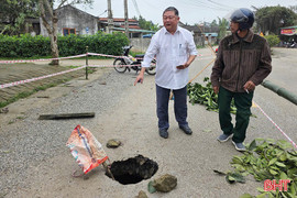 Xuất hiện "hố tử thần" trên huyện lộ 8 ở Hương Khê