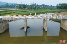 Nơm nớp khi qua cầu bị gãy lan can