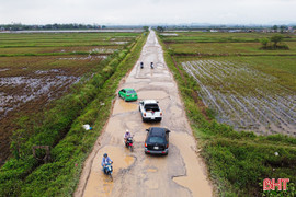 Lái xe phải "làm xiếc" khi đi qua tuyến đường nối Hà Tĩnh – Nghệ An
