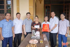 Lãnh đạo tỉnh thăm hỏi, tặng quà người có công với cách mạng