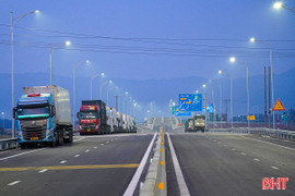 Hàng dài xe tải dừng đỗ tùy tiện dọc lối ra vào cao tốc qua Hà Tĩnh