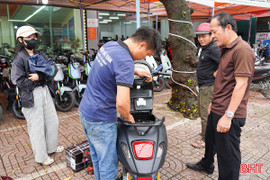  Sắm "xế cưng" cho con trước mùa tựu trường ở Hà Tĩnh