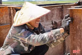 Công nhân “vượt nắng” trên các công trường