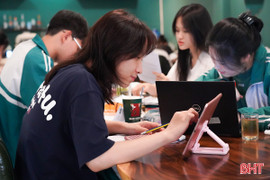 Gen Z Hà Tĩnh ôn thi với công nghệ - Khi YouTube và AI làm "trợ giảng"