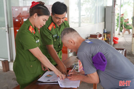 Trao quyết định đặc xá cho 163 phạm nhân đang thụ án ở Hà Tĩnh