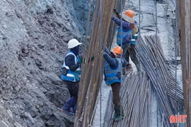 Công nhân “vượt nắng” trên các công trường