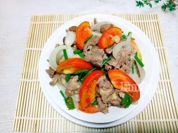 15 phut lam mon thit bo xao ca chua hanh tay thom ngon du chat cho ca nha