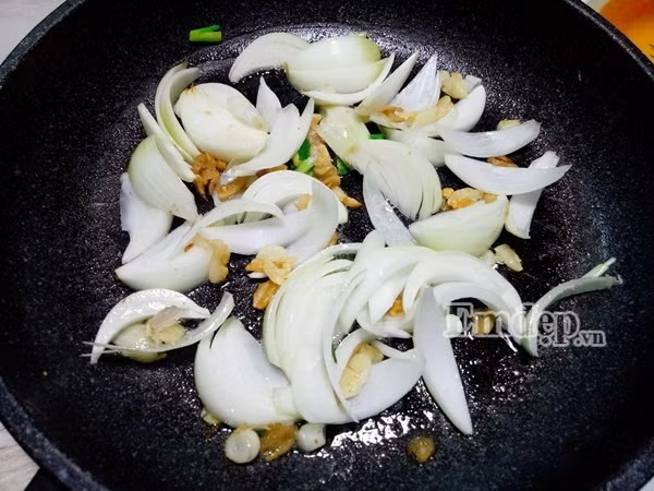 15 phut lam mon thit bo xao ca chua hanh tay thom ngon du chat cho ca nha