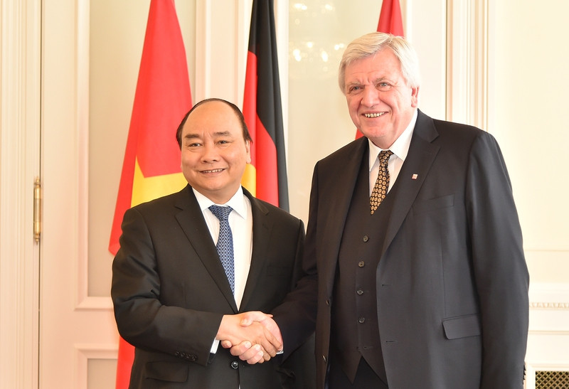 Thủ tướng Nguyễn Xuân Phúc và Thủ hiến bang Hessen Volker Bouffier. Ảnh: VGP/Quang Hiếu thu tuong gap go lam viec voi lanh dao bang hessen chlb duc
